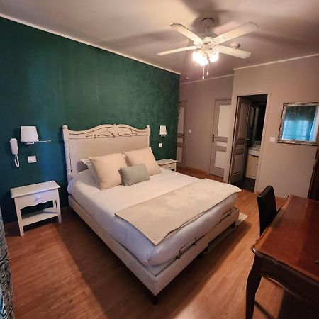 Hotel La Tour Perrier Eyrans-de Soudiac Екстериор снимка