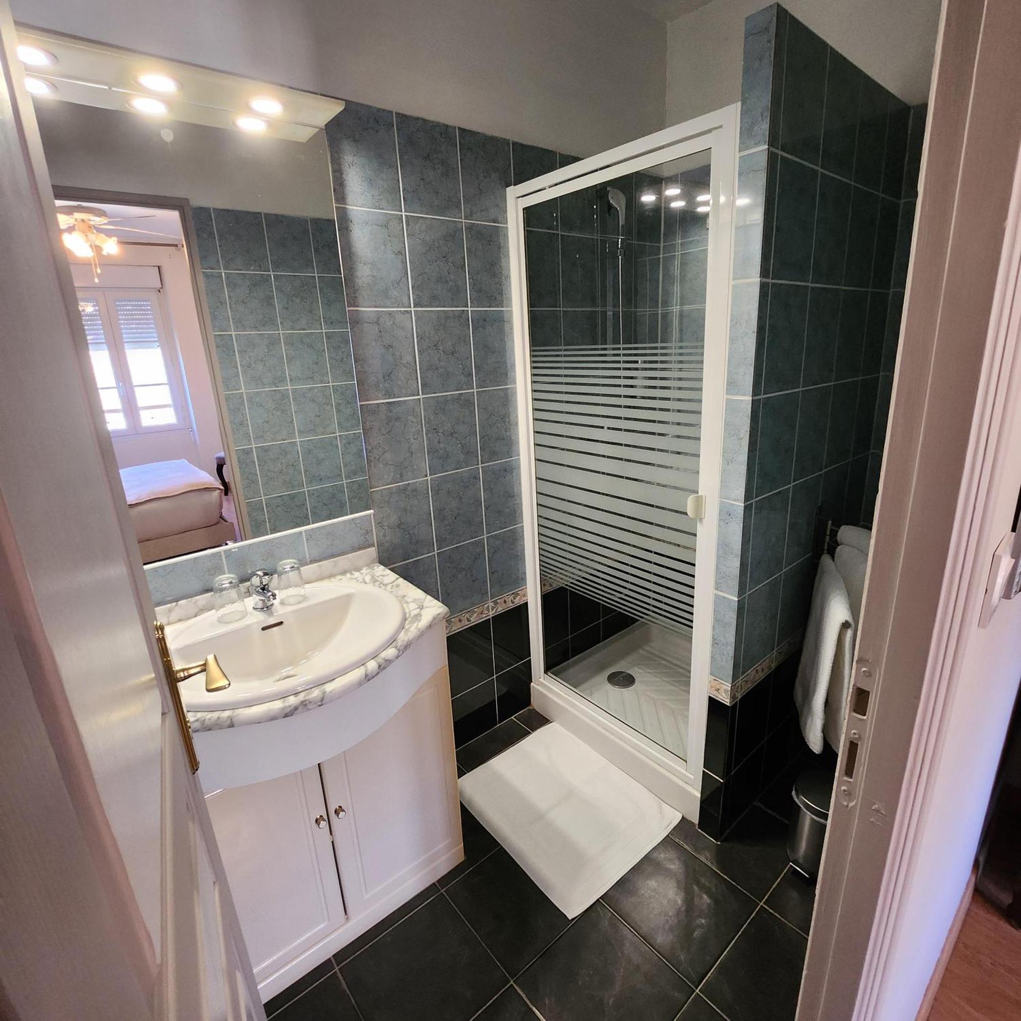 Hotel La Tour Perrier Eyrans-de Soudiac Екстериор снимка