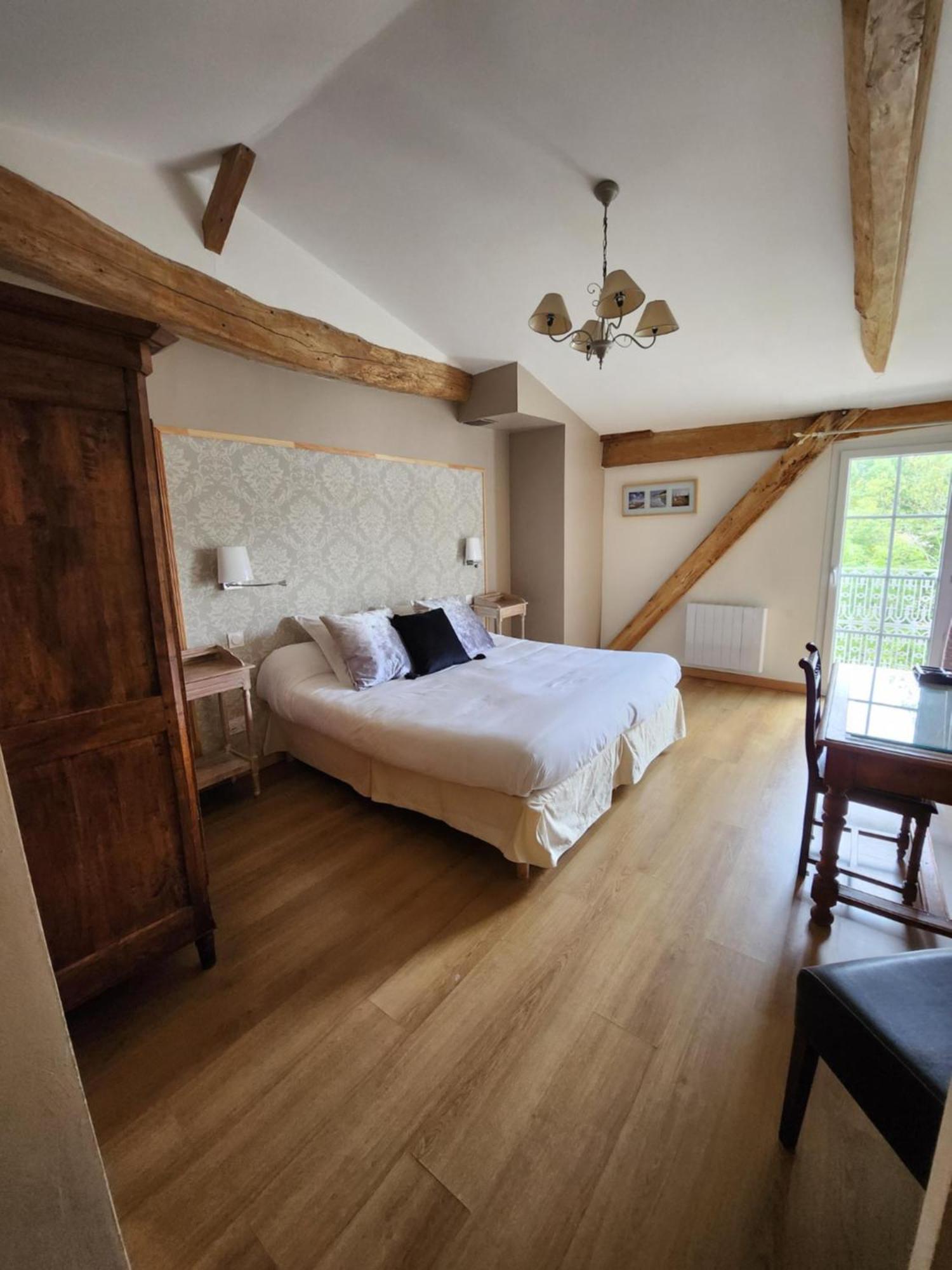 Hotel La Tour Perrier Eyrans-de Soudiac Екстериор снимка
