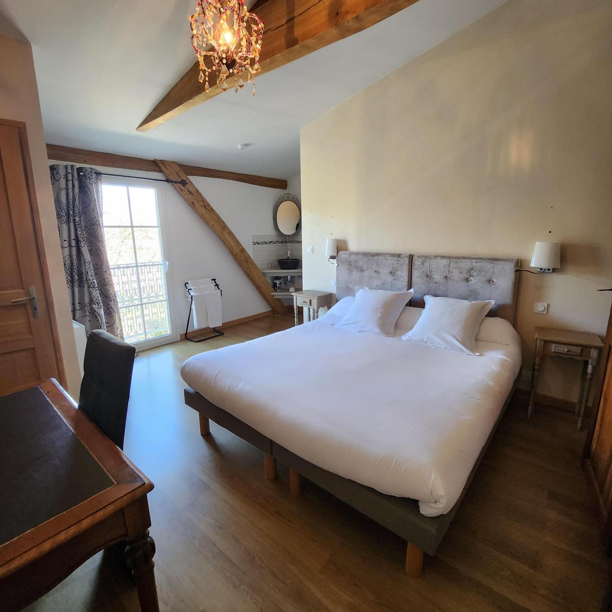 Hotel La Tour Perrier Eyrans-de Soudiac Екстериор снимка