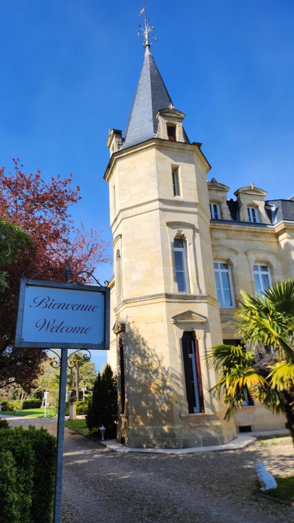 Hotel La Tour Perrier Eyrans-de Soudiac Екстериор снимка