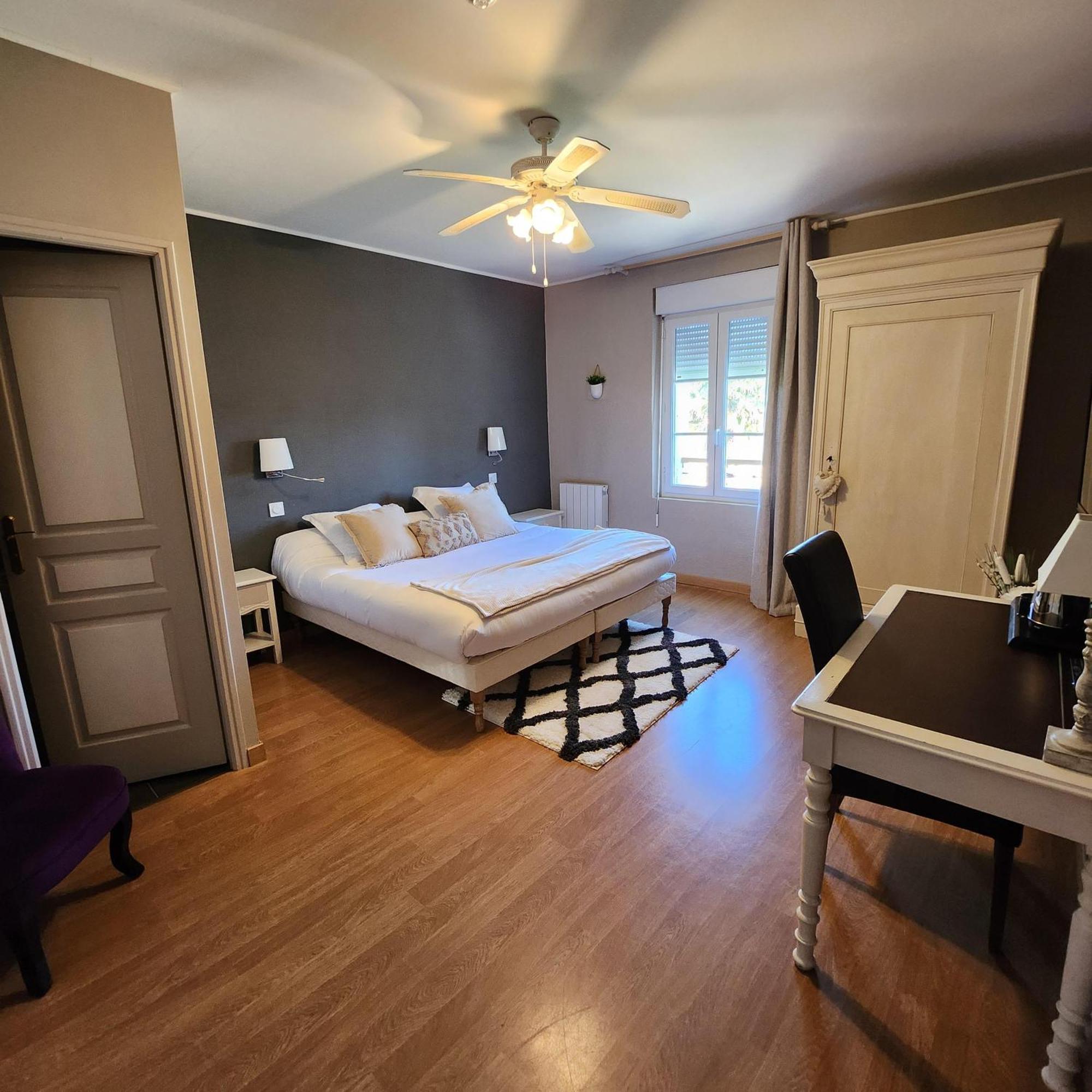 Hotel La Tour Perrier Eyrans-de Soudiac Екстериор снимка