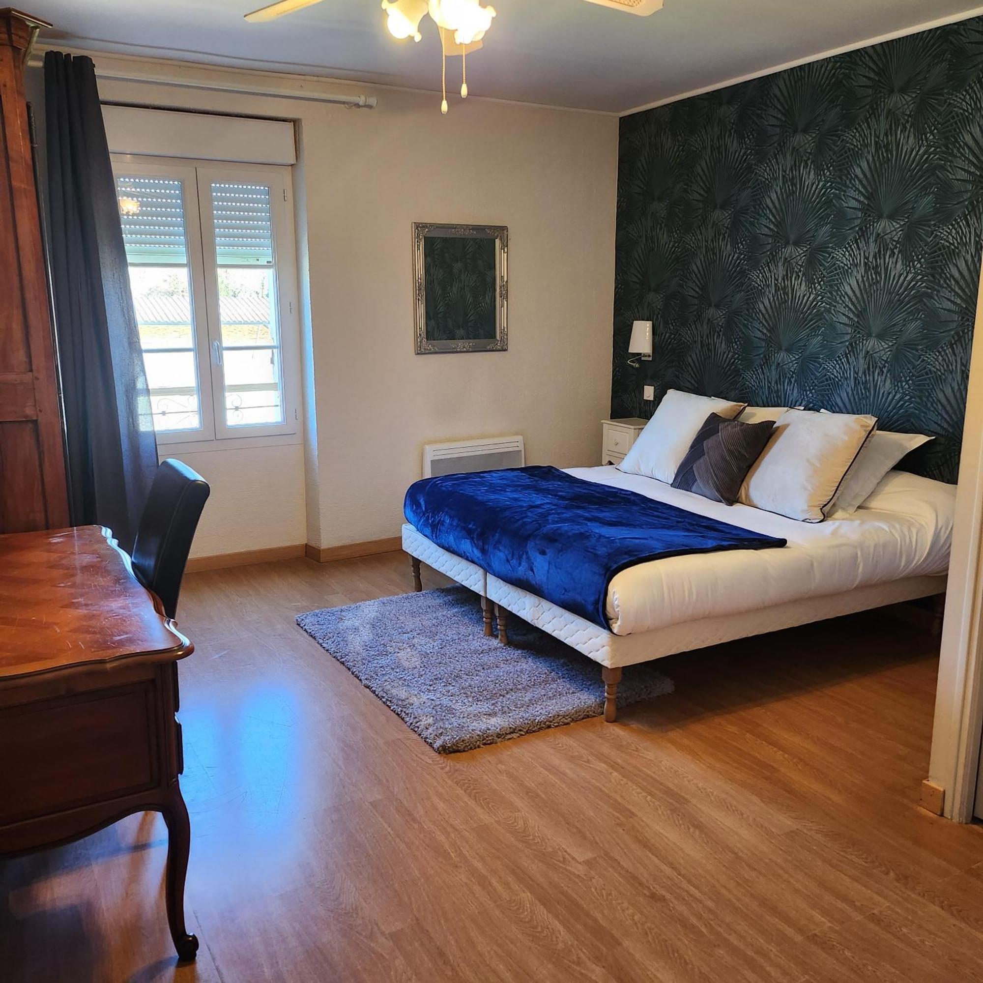 Hotel La Tour Perrier Eyrans-de Soudiac Екстериор снимка