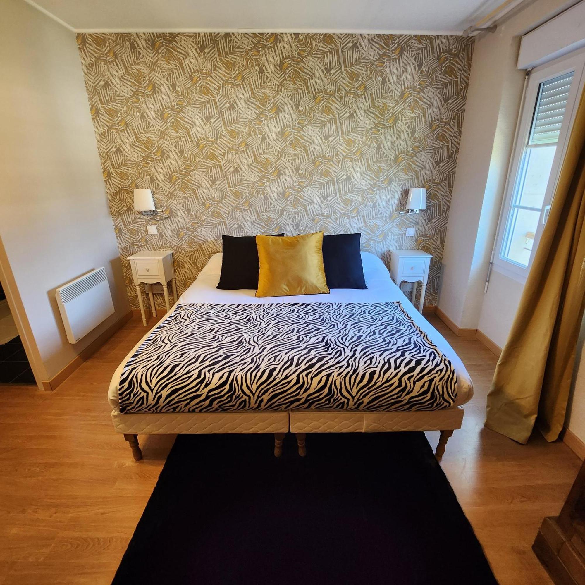 Hotel La Tour Perrier Eyrans-de Soudiac Екстериор снимка
