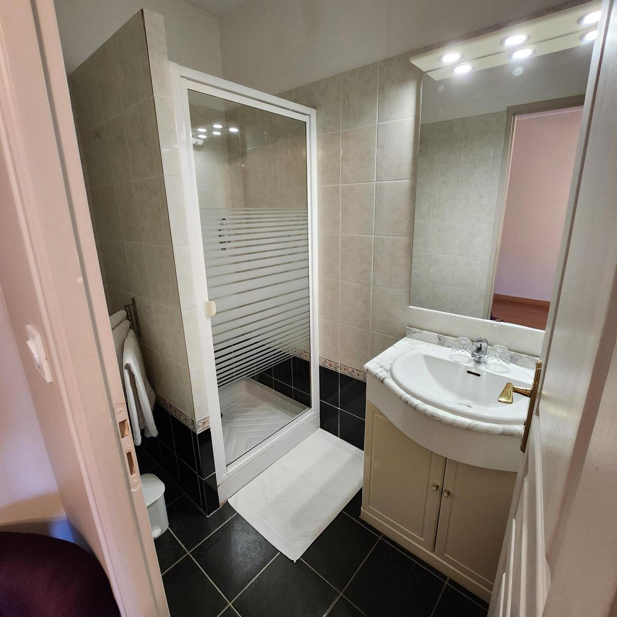 Hotel La Tour Perrier Eyrans-de Soudiac Екстериор снимка